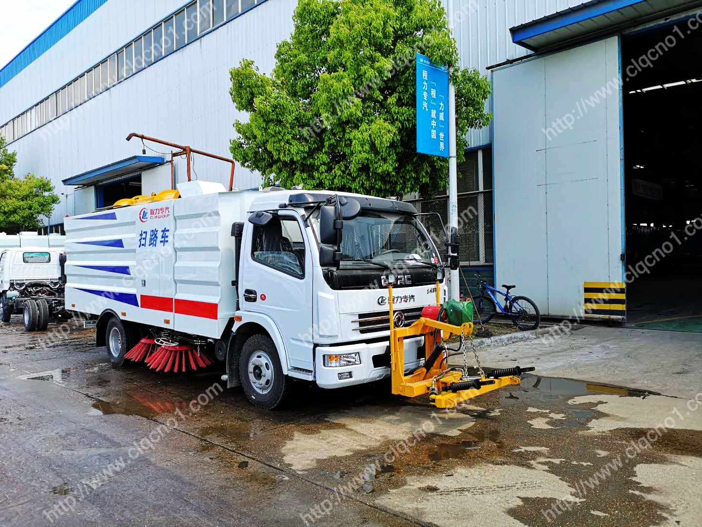 程力集團(tuán)東風(fēng)大多利卡掃路車(chē)帶雪鏟（國(guó)五）